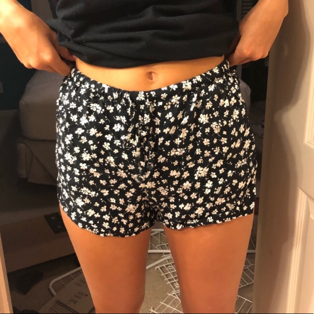 Brandy Melville floral black & white shorts - Picture 5 of 6
